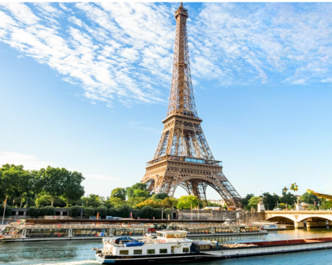 How To Plan A Stress-Free Eiffel Tower Tour In The Morning